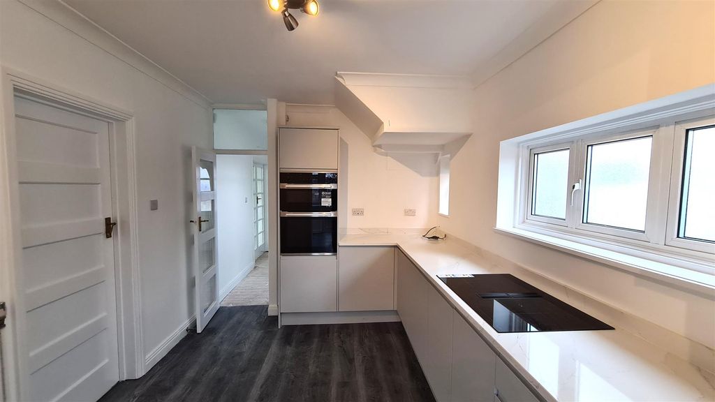 Property photo 3 of 32 Kitchen