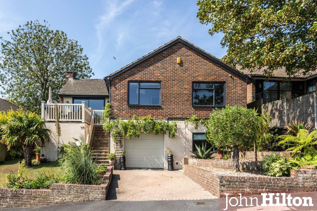 Property photo 1 of 32 Wanderdown Close-1.Jpg