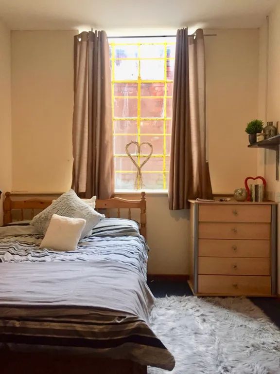 Property photo 1 of 7 A Cozy And Inviting Double Bedroom With A Large Wi...