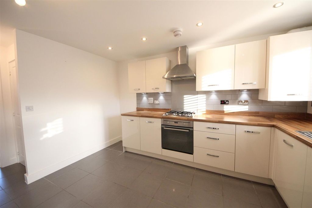 Property photo 3 of 14 Kitchen