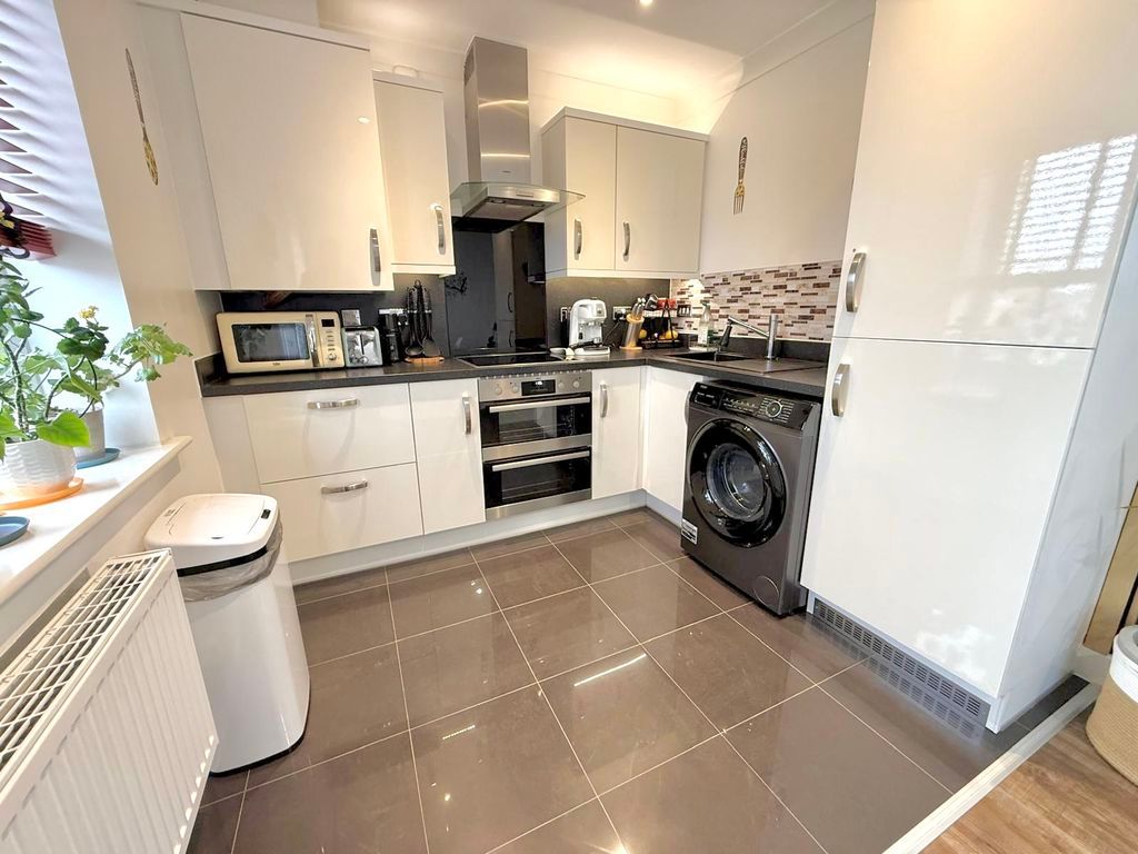 Property photo 3 of 14 Kitchen