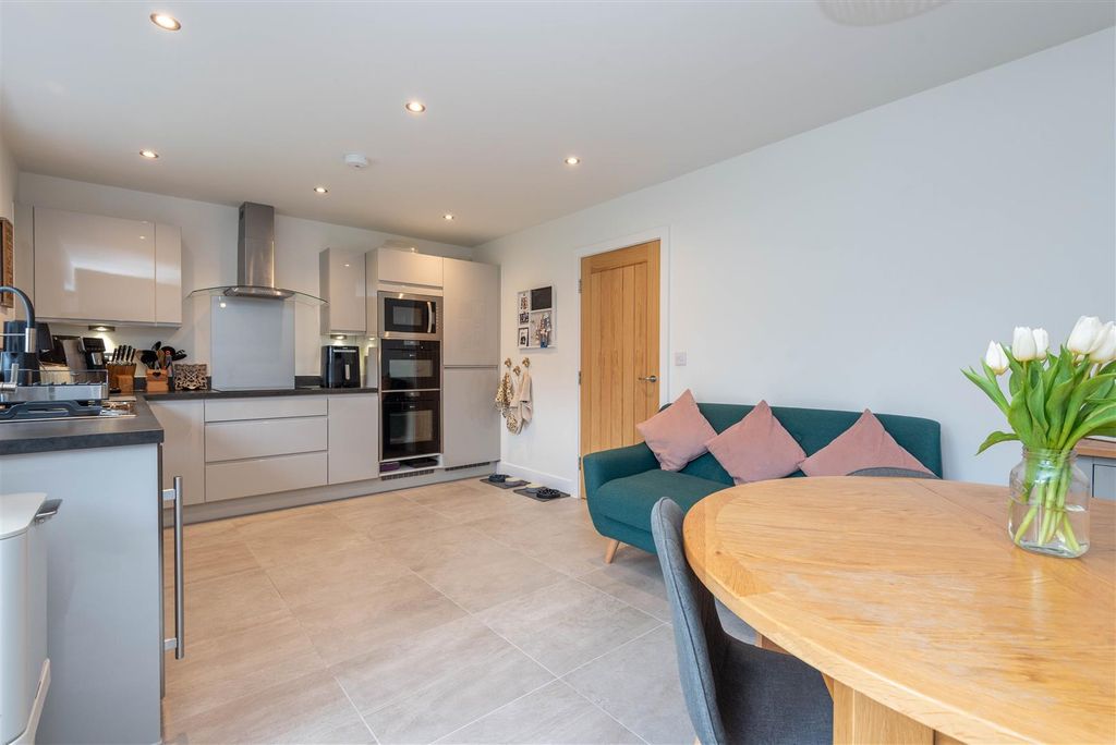 Property photo 3 of 20 Kitchen/Dining Room