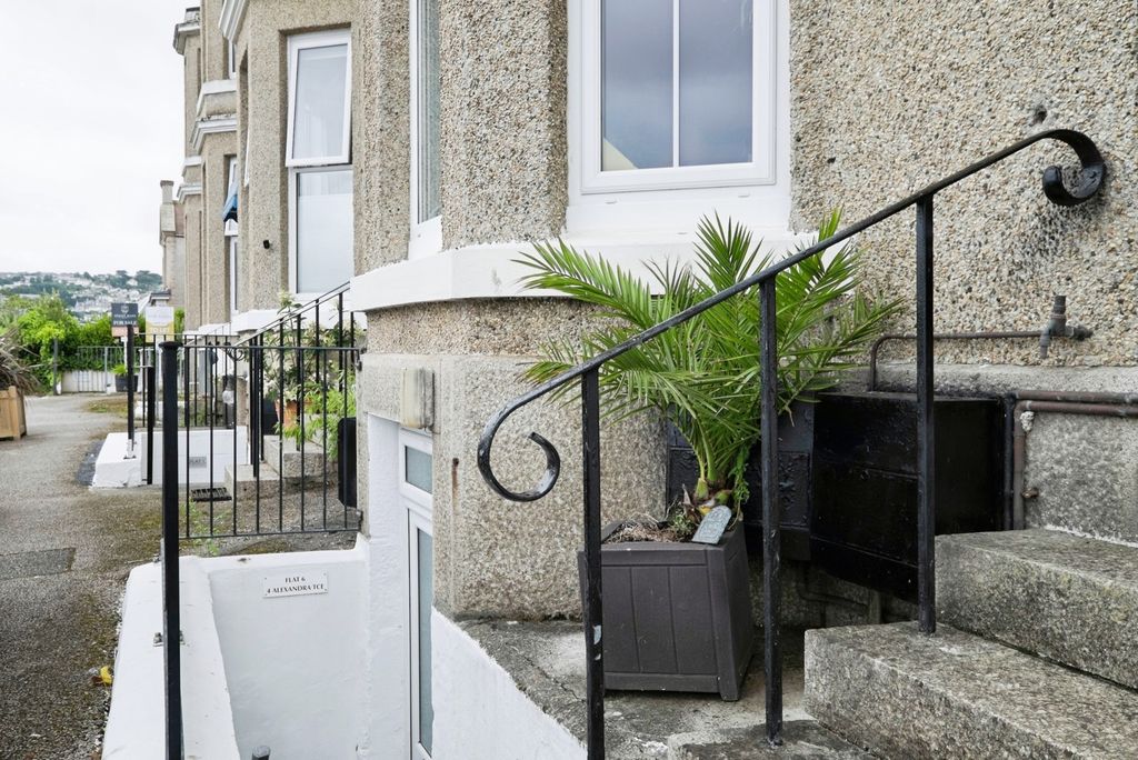 Property photo 2 of 17 Private Entrance