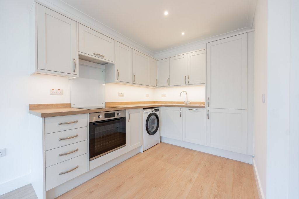 Additional image 4 of 2 bed flat to rentWoodhouse Court, Busby, Glasgow G76