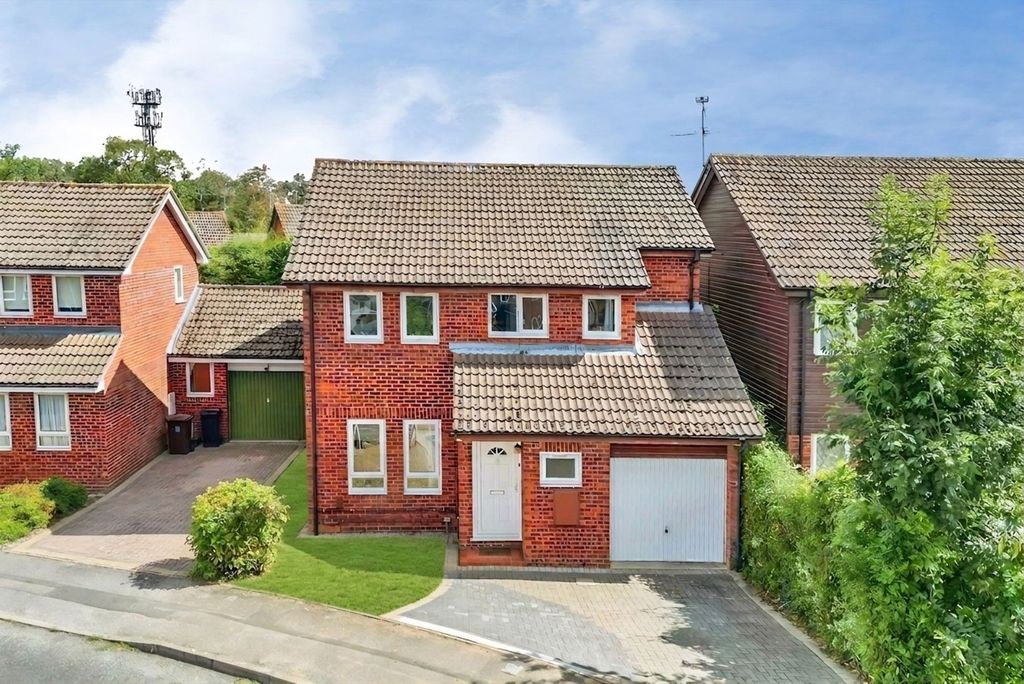 Property photo 1 of 26 Beaconsfield Way Earley Front