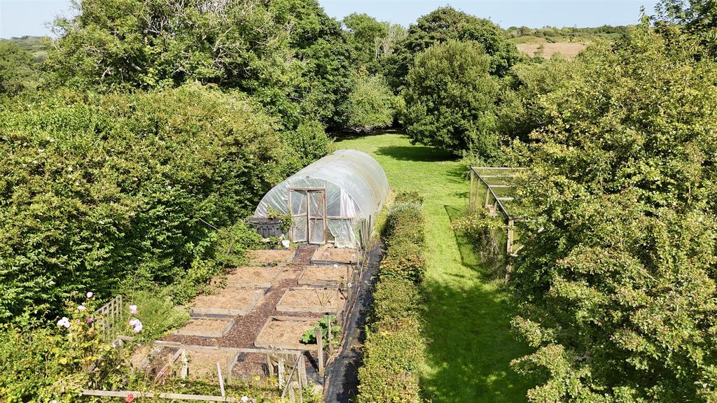 Property photo 2 of 42 Rear Gardens