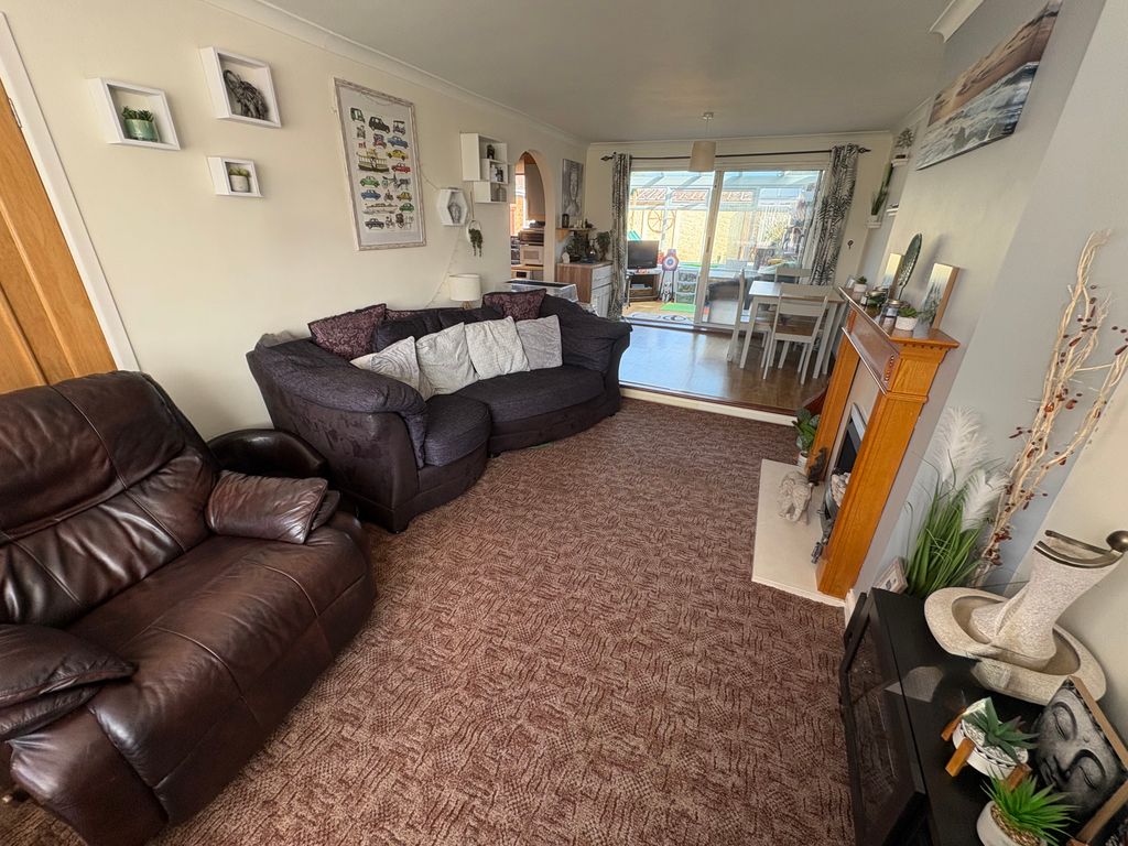Property photo 2 of 33 Lounge