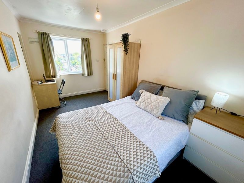 Property photo 1 of 6 This Inviting Double Bedroom Features A Cozy Layou...
