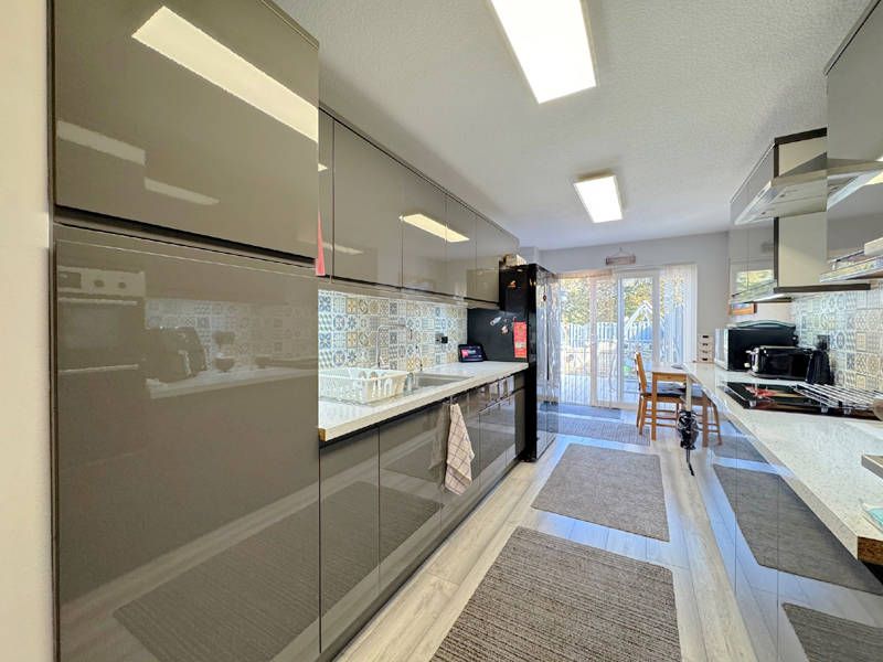 Property photo 3 of 30 Kitchen