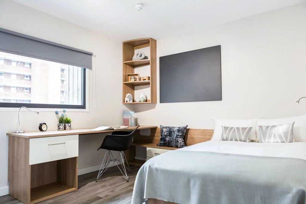 Property photo 1 of 10 Bedroom