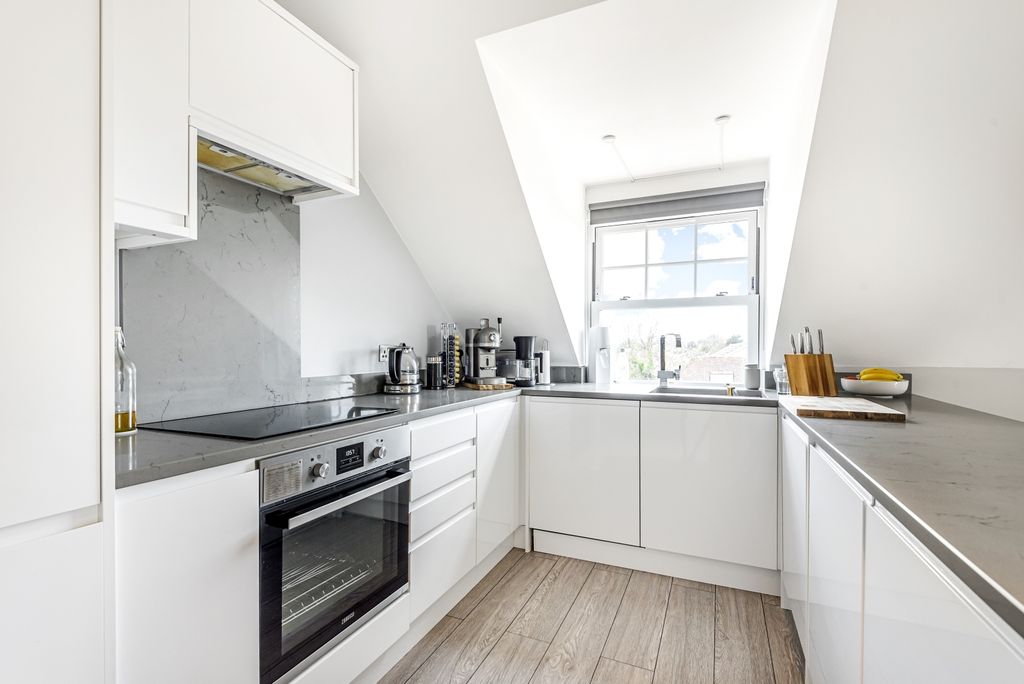 Property photo 3 of 10 Kitchen