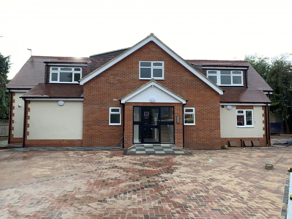 Property photo 1 of 12 Modren  Three Bedroom Ground Floor Flat In Surbiton