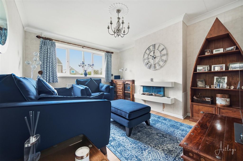 Property photo 2 of 11 Lounge