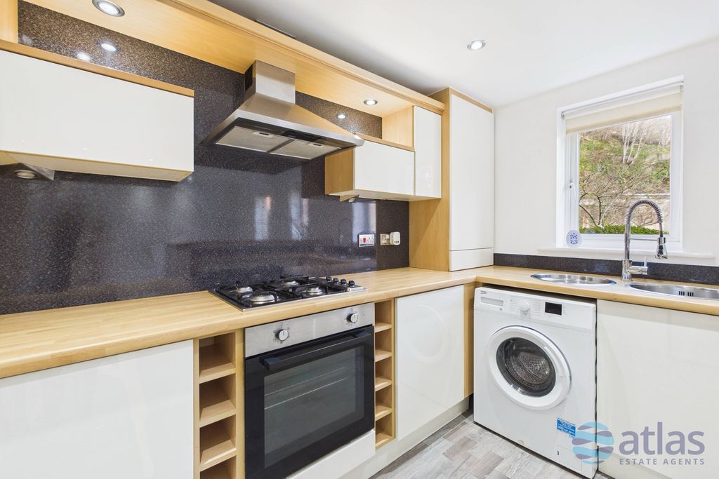 Property photo 3 of 10 Kitchen