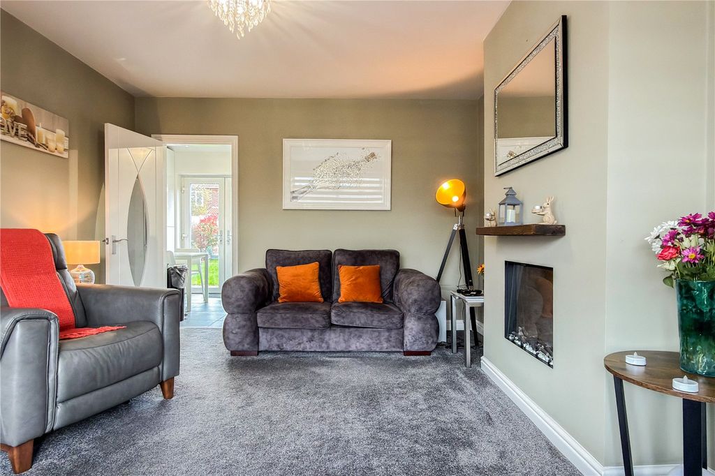 Property photo 3 of 18 Lounge