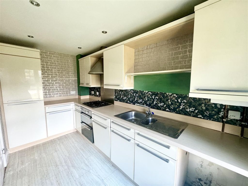 Property photo 3 of 10 Kitchen