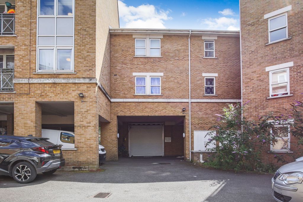 Property photo 3 of 4 Flat 12, 22-24 Great Western Road, London W9 3Nn