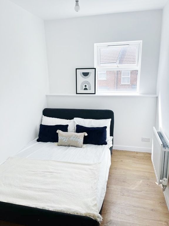 Property photo 1 of 5 Bright, Tidy Double Bedroom With Contemporary Bed,...