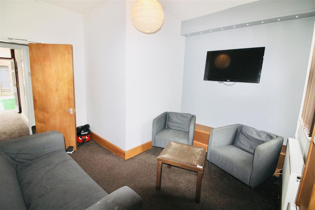 Property photo 3 of 15 Lounge