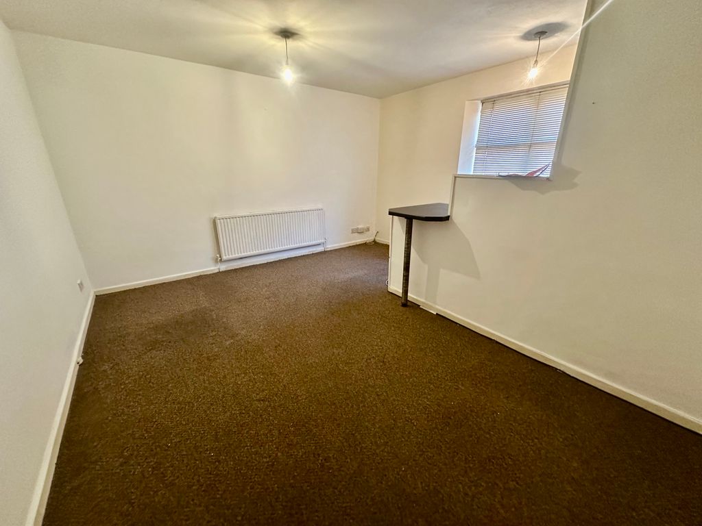 Property photo 2 of 5 Bedroom
