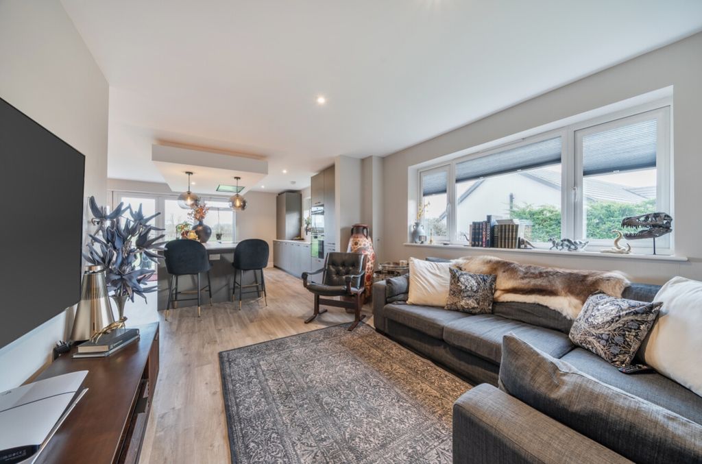 Property photo 3 of 28 1415506-15-6994d37921093