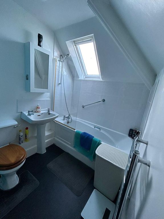 Property photo 1 of 10 Bathroom