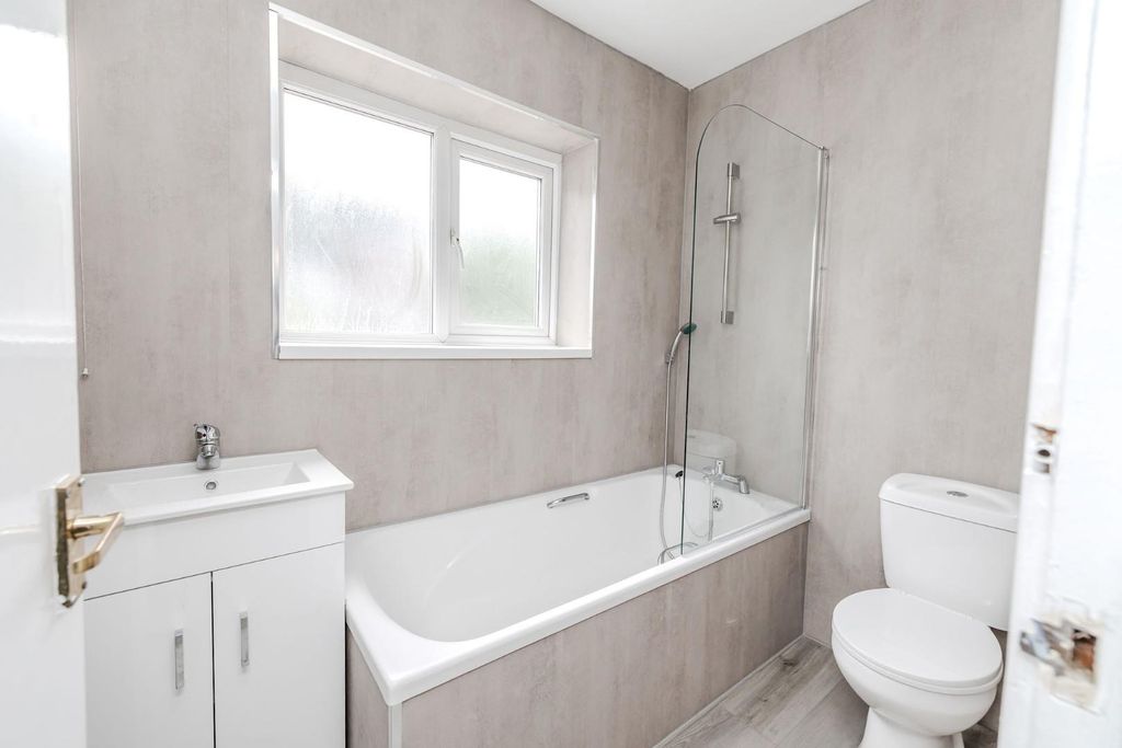Property photo 3 of 10 Bathroom