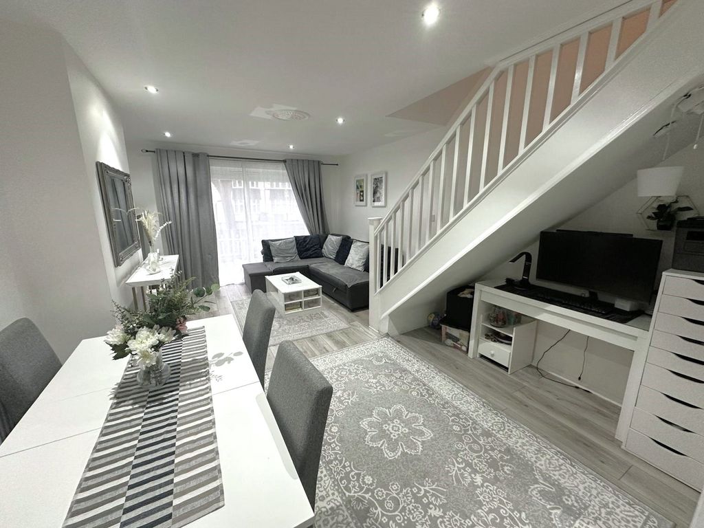 Property photo 2 of 11 Lounge/ Dining Room
