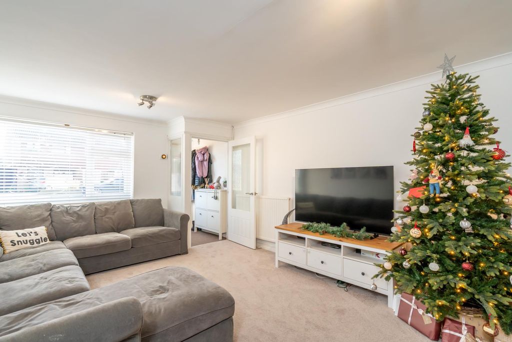 Property photo 2 of 13 Lounge.Jpg