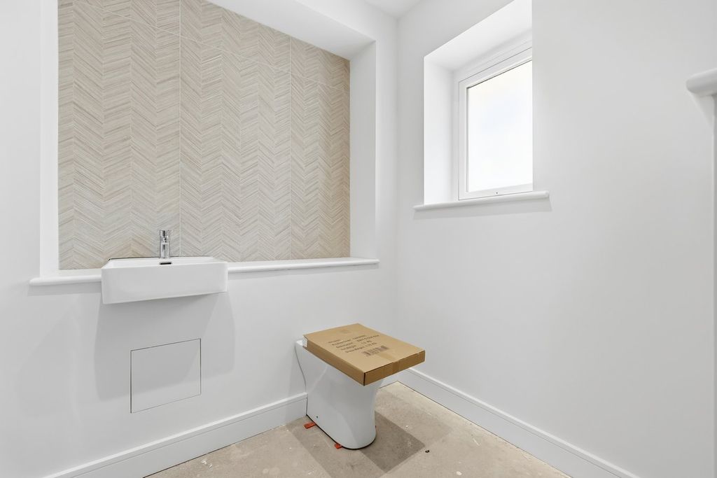 Additional image 8 of 5 bed detached house for saleOakley Gardens, Little Oakley, Harwich CO12