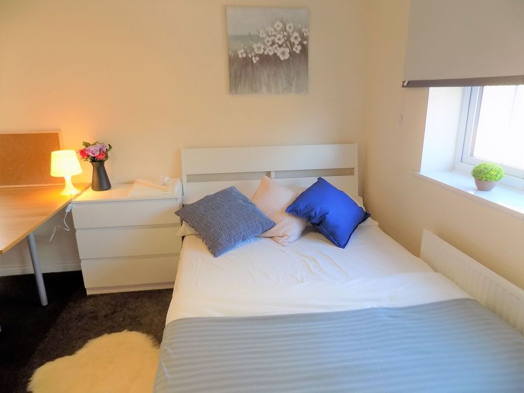 Property photo 1 of 24 Bright, Neatly Styled Bedroom With A Comfortable d...