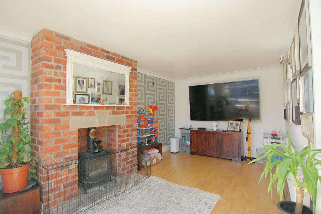 Property photo 3 of 21 Living Room