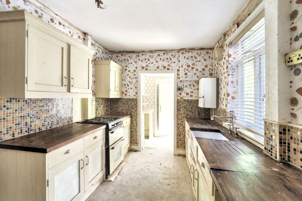 Property photo 3 of 11 28 Chester Green Road, Derby, Derbyshire, De1 3Sf