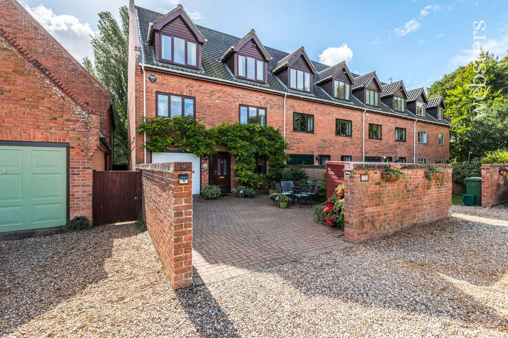 Property photo 2 of 24