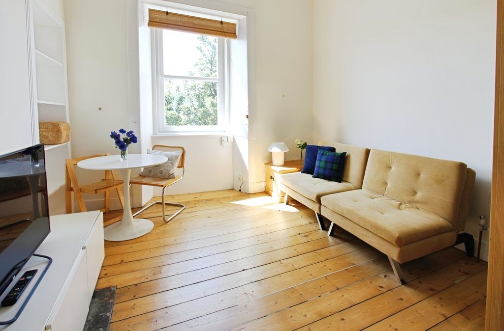 Property photo 3 of 7 Lounge