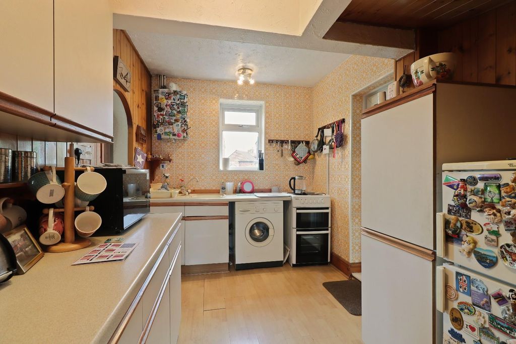 Property photo 3 of 19 Kitchen