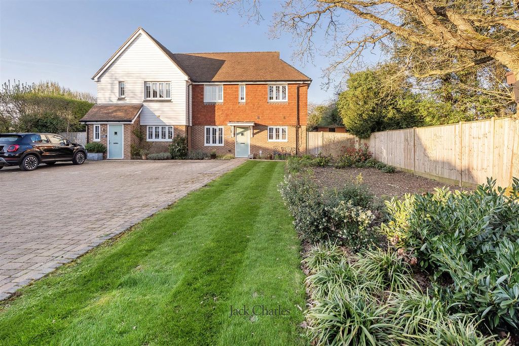 Property photo 1 of 17 5 Fairfield Close, Tn11 0Fy 001.Jpg