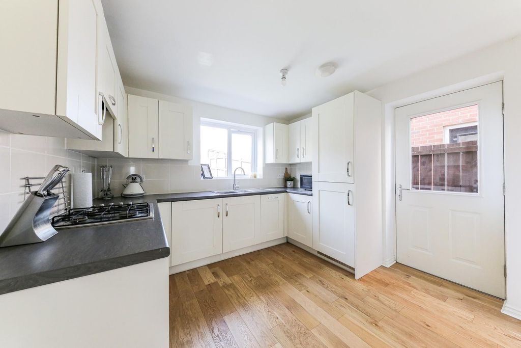 Property photo 3 of 18 Kitchen