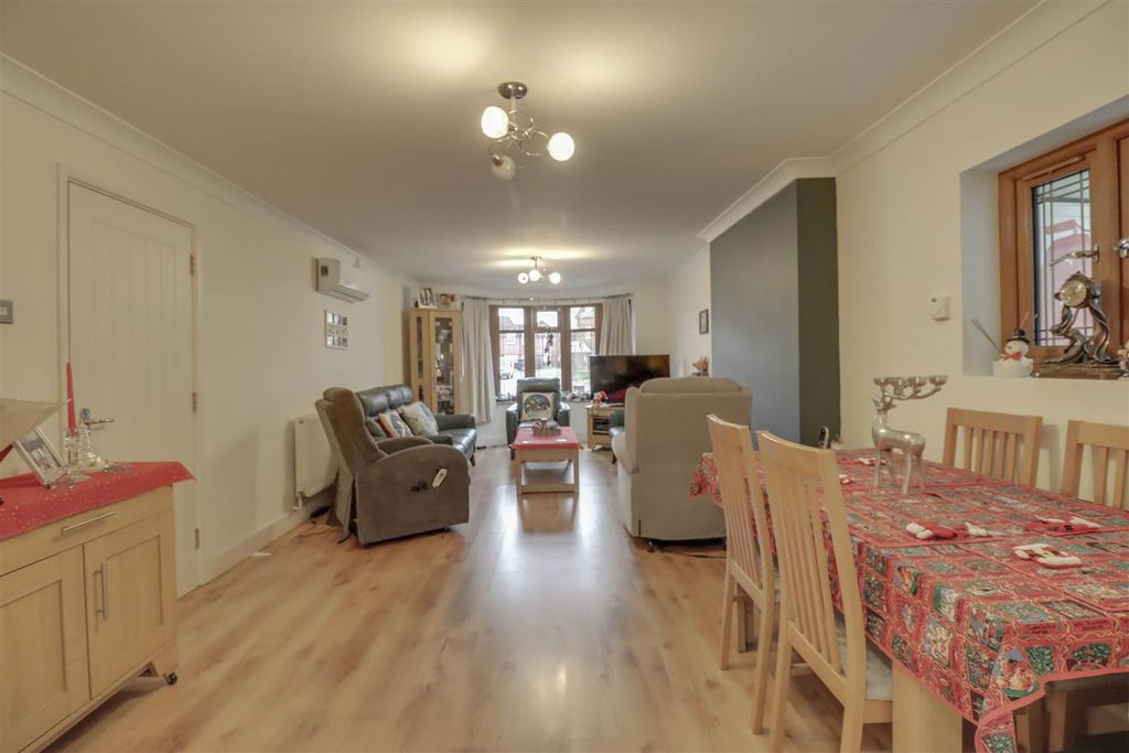 Property photo 3 of 14 187 Southend Road (12).Jpg