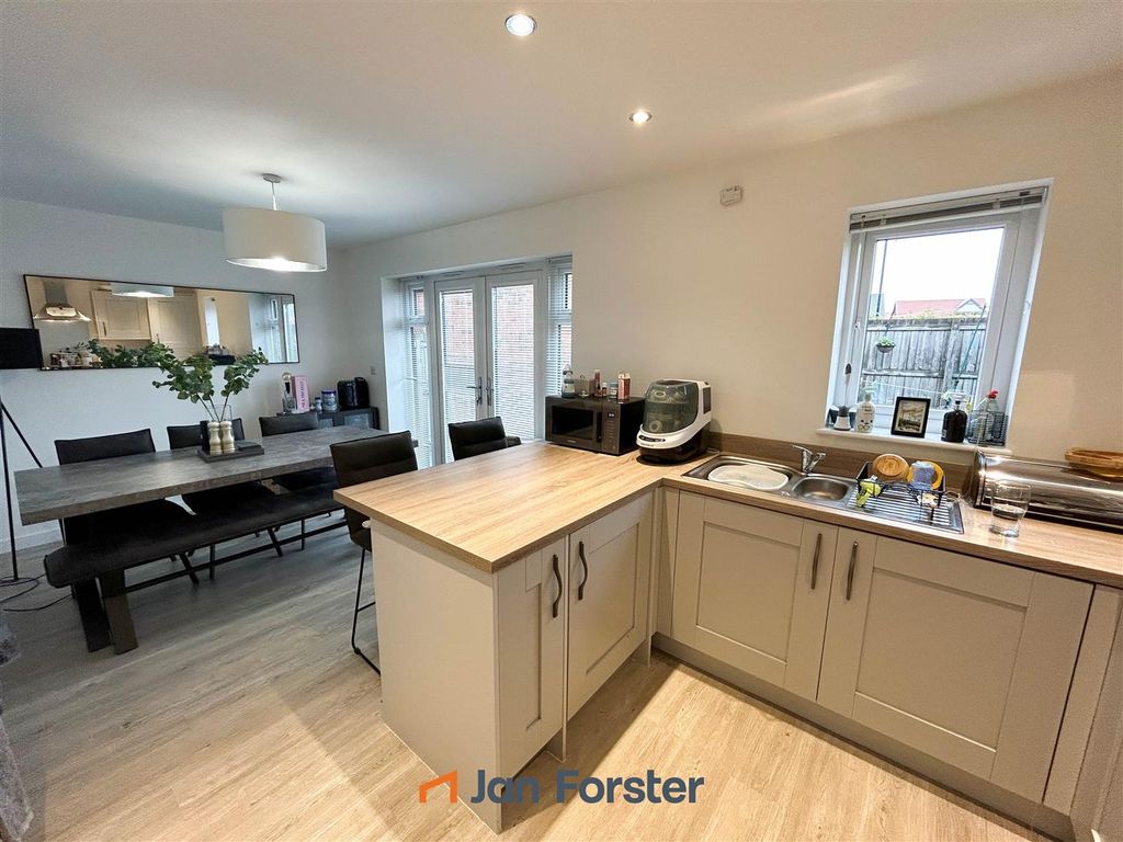 Property photo 3 of 9 Kitchen