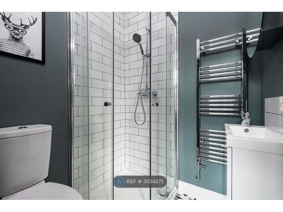 Property photo 3 of 11 En Suite Bathroom