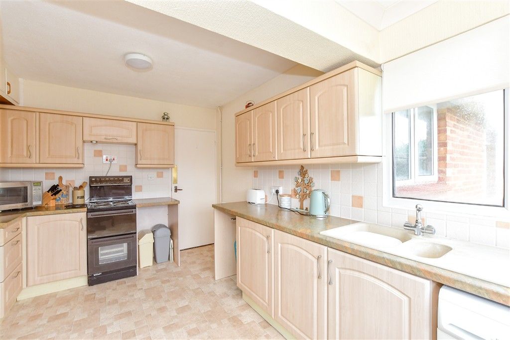 Property photo 3 of 10 Kitchen