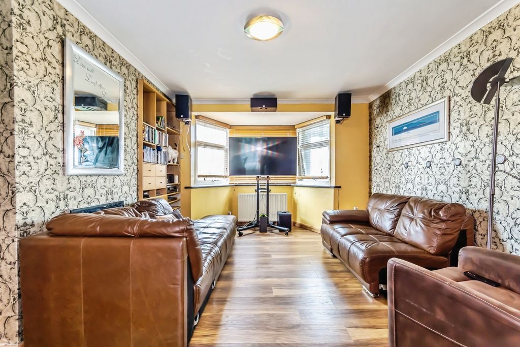 Property photo 3 of 16 Lounge