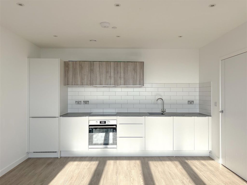 Property photo 2 of 16 Living Room / Kitchen