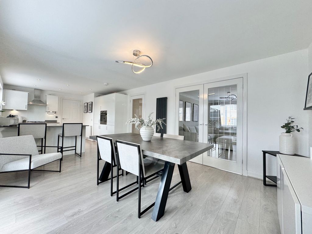 Property photo 3 of 31 Juniper Street, Irvine Dining Kitchen