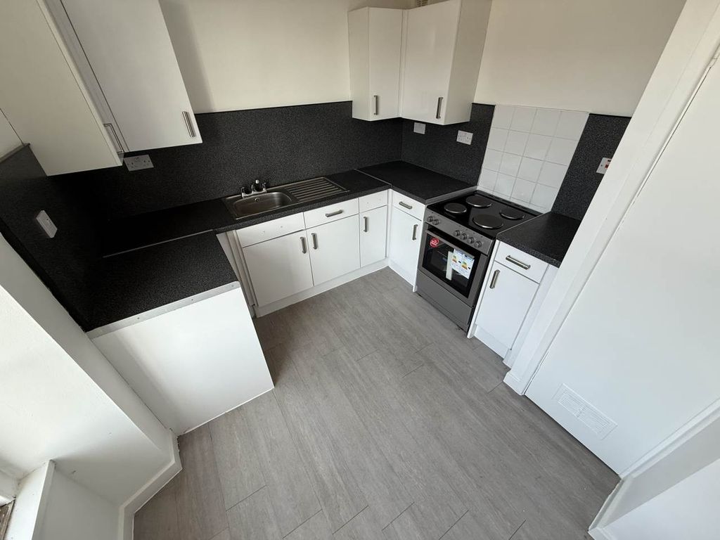 Property photo 3 of 8 Kitchen