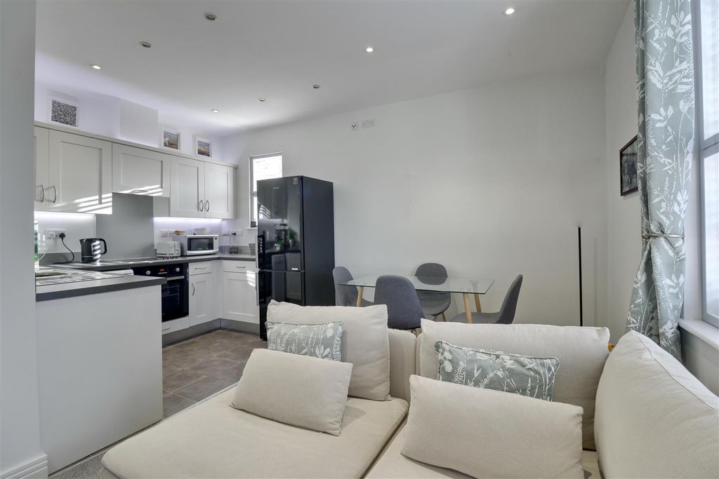 Property photo 2 of 14 Lounge/Diner