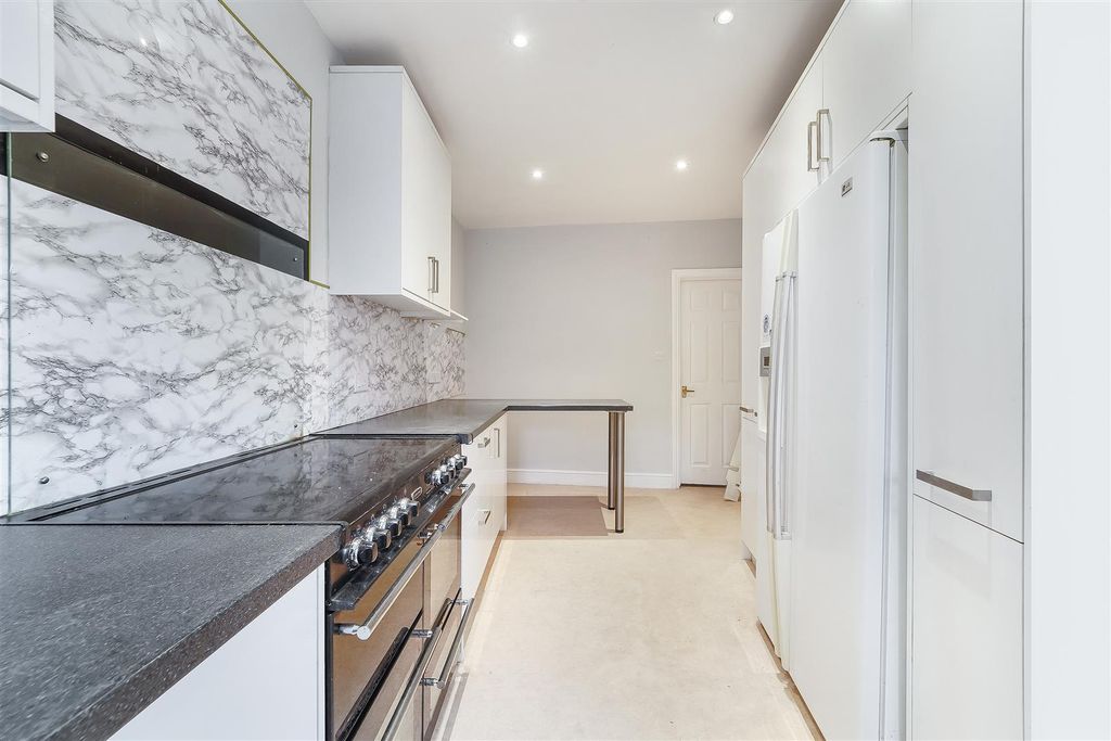 Property photo 2 of 14 Oaks Way, 34 (9).Jpg