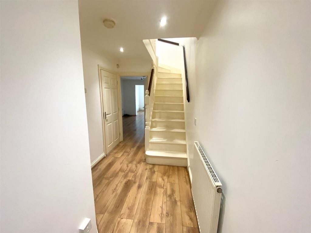 Property photo 2 of 16 Hallway.Jpg