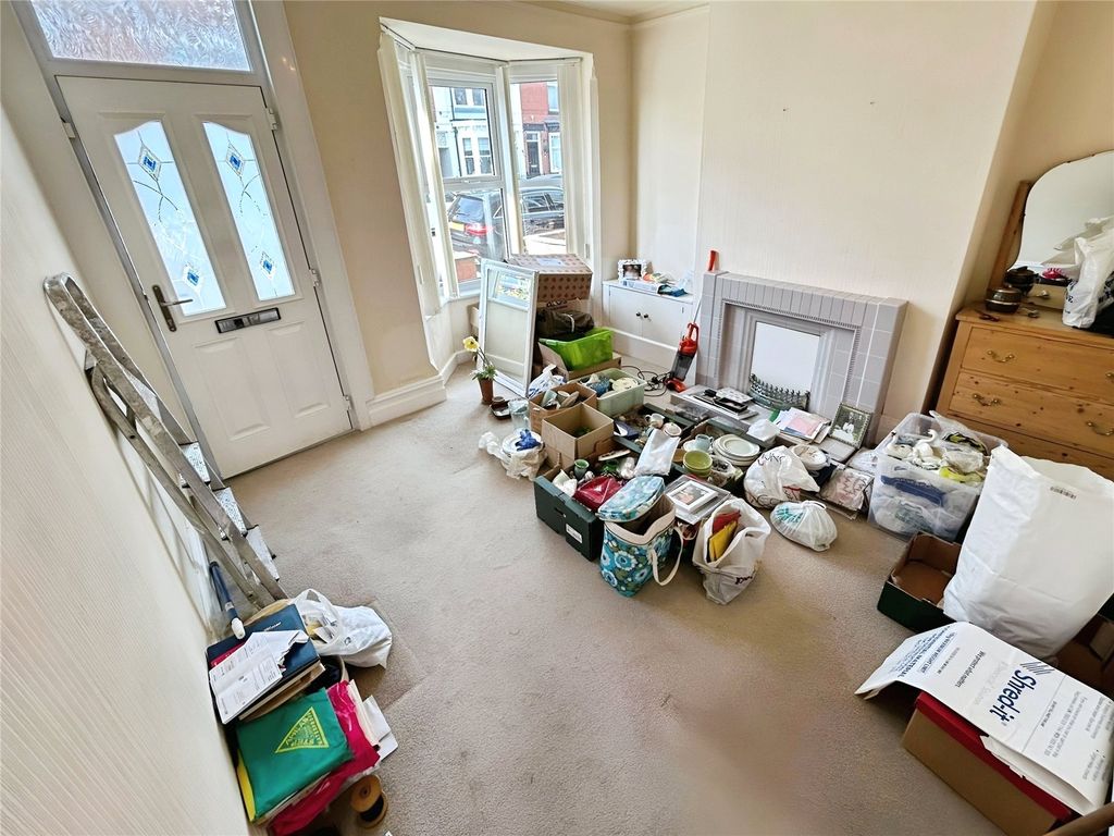 Property photo 2 of 16 Lounge